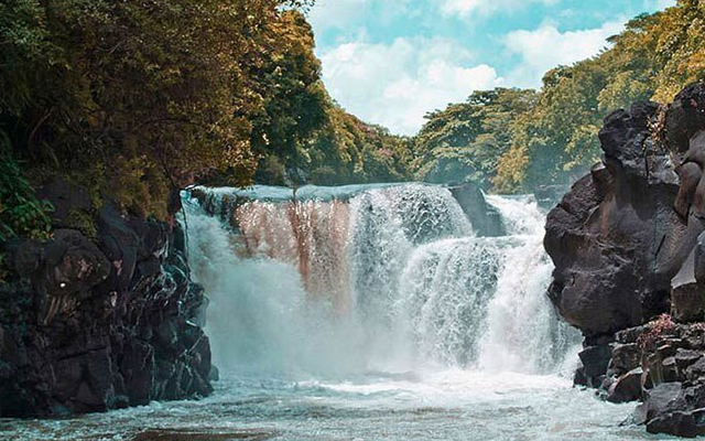 Île aux Cerfs and Waterfall Private Boat